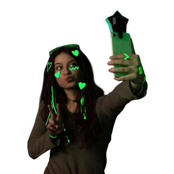 Hra Let's Glow Studio Famosa
